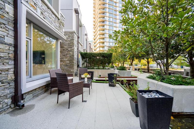 Modern 3BR 4 Beds Prime Downtown Spot - image 16