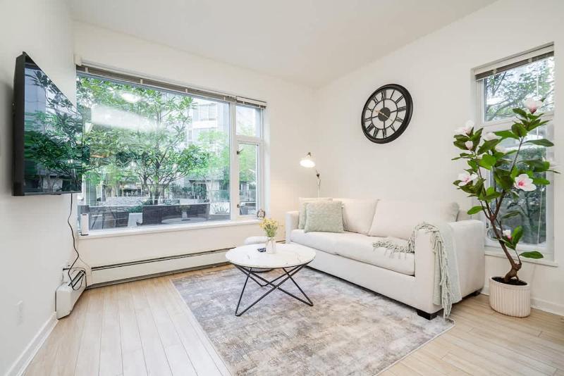 Modern 3BR 4 Beds Prime Downtown Spot - image 4
