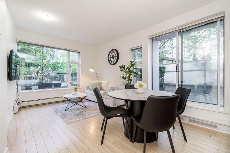 Modern 3BR 4 Beds Prime Downtown Spot - image 15