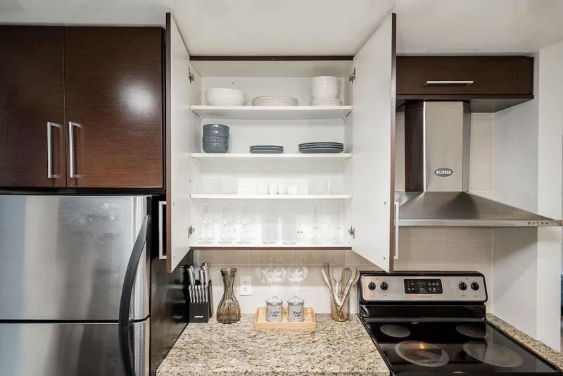 Modern 3BR 4 Beds Prime Downtown Spot - image 8