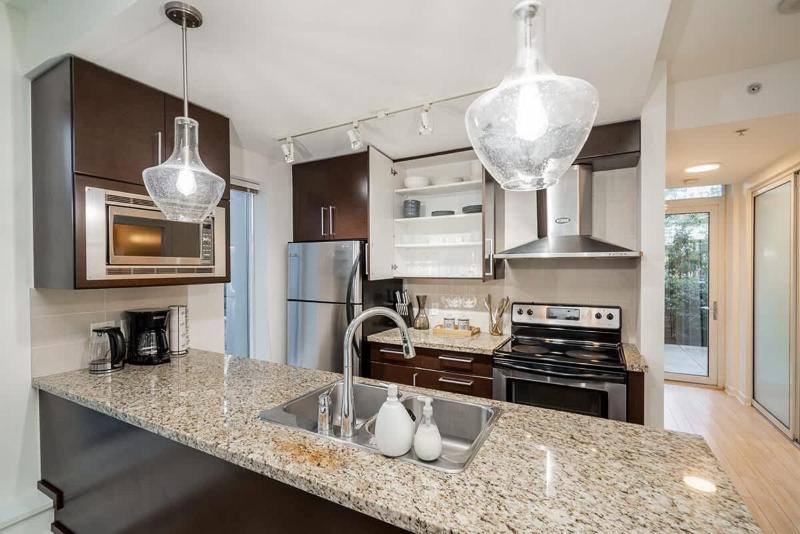 Modern 3BR 4 Beds Prime Downtown Spot - image 12