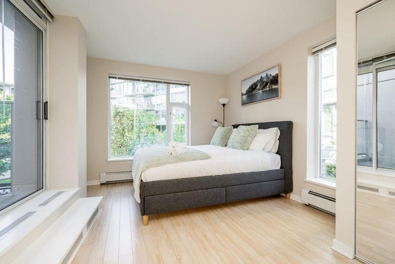 Modern 3BR 4 Beds Prime Downtown Spot - image 6