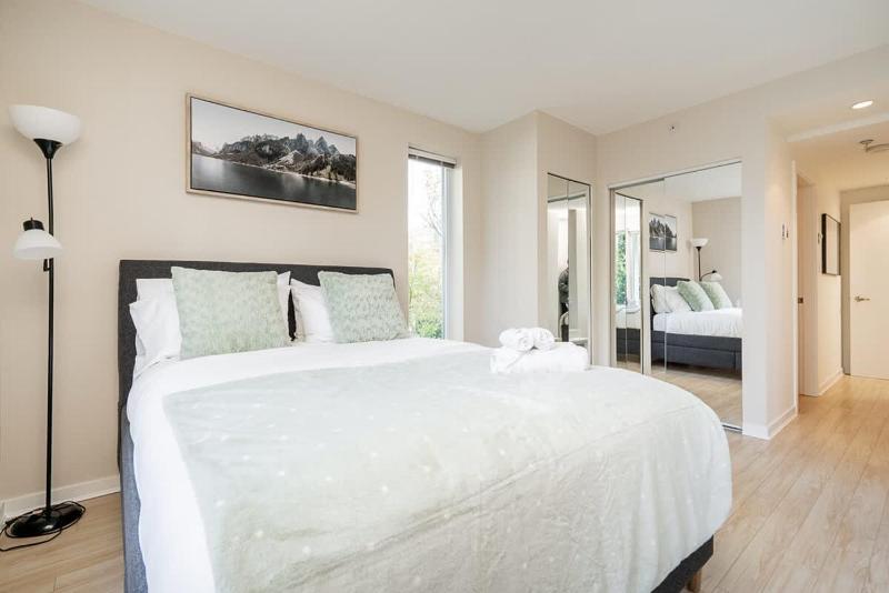 Modern 3BR 4 Beds Prime Downtown Spot - image 14
