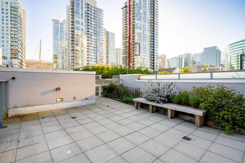 Modern 3BR 4 Beds Prime Downtown Spot - image 9