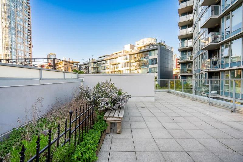 Modern 3BR 4 Beds Prime Downtown Spot - image 7