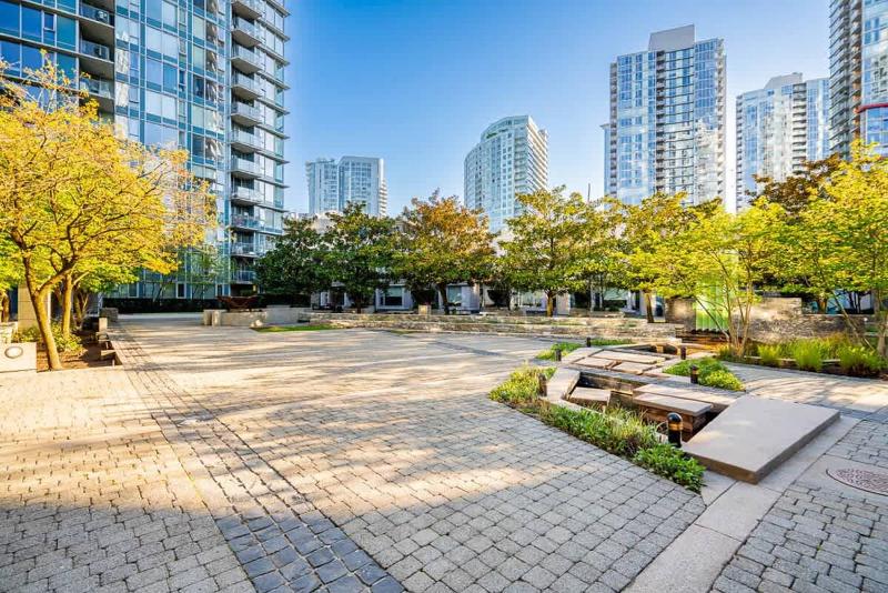 Modern 3BR 4 Beds Prime Downtown Spot - image 5