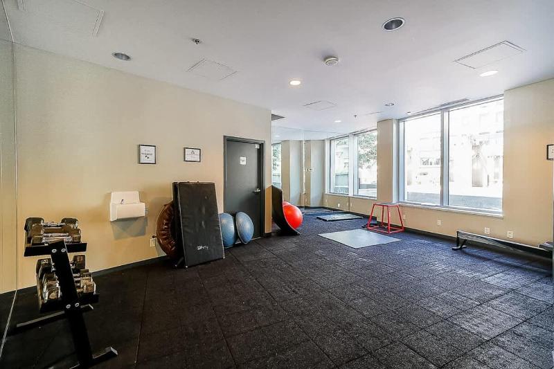 Modern 3BR 4 Beds Prime Downtown Spot - image 2