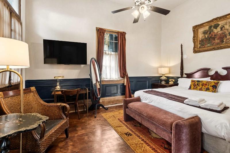 Historic 1840s Cottage Villa 2 min Steps from French Quarter 9br 7ba - image 7