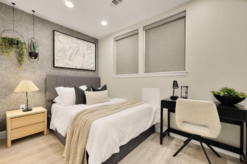 Luxury 3-BR - Parking - EV Charger - Walk to Metro - image 11
