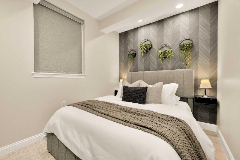 Luxury 3-BR - Parking - EV Charger - Walk to Metro - image 8