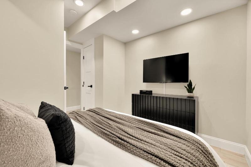 Luxury 3-BR - Parking - EV Charger - Walk to Metro - image 13