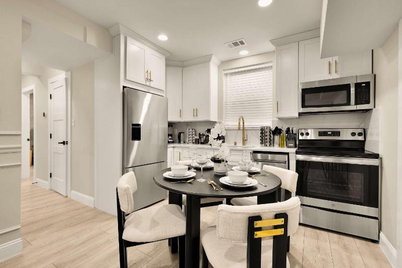 Luxury 3-BR - Parking - EV Charger - Walk to Metro - image 7