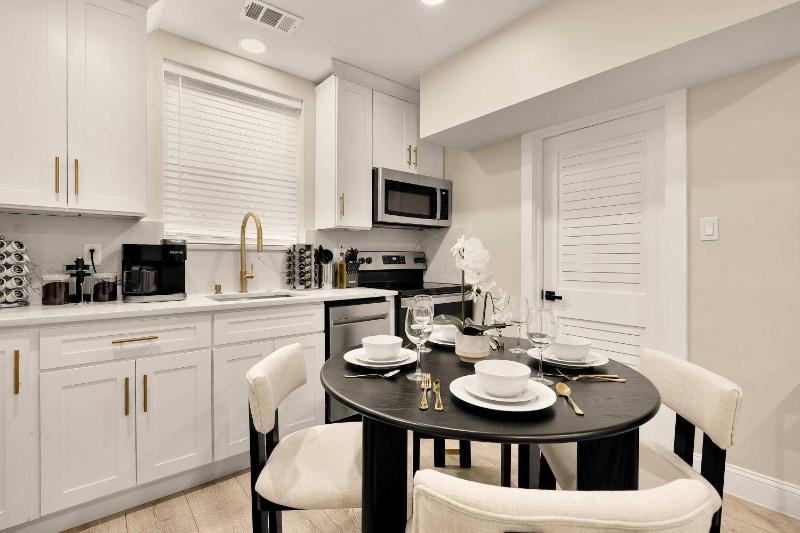 Luxury 3-BR - Parking - EV Charger - Walk to Metro - image 6