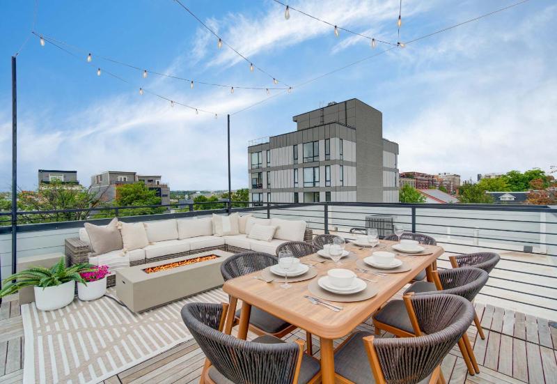 Luxe 6-BR Rooftop Patio - Parking - Metro - image 1