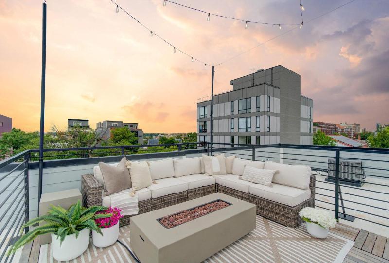 Luxe 6-BR Rooftop Patio - Parking - Metro - image 12