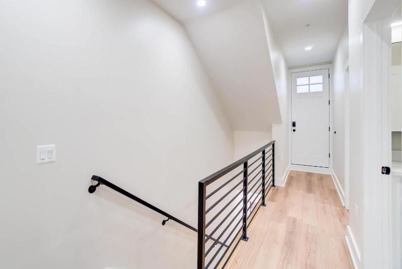 Luxury 12-BR DC Mansion- Rooftop Patio -Sleeps 28 - image 7