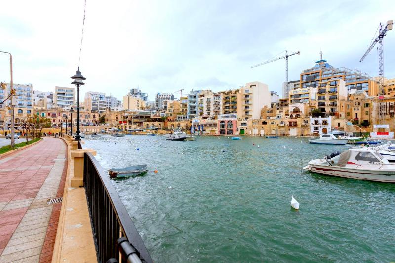 BnBNova - Saint Julian's Seafront 2BR 2BA with Terrace - image 3