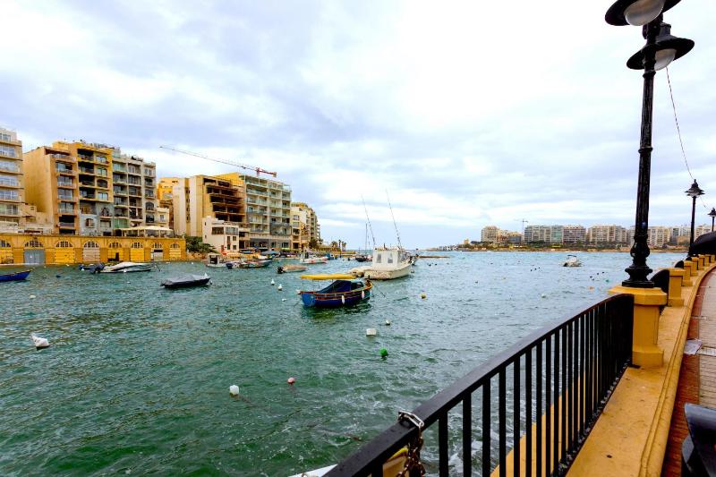 BnBNova - Saint Julian's Seafront 2BR 2BA with Terrace - image 2
