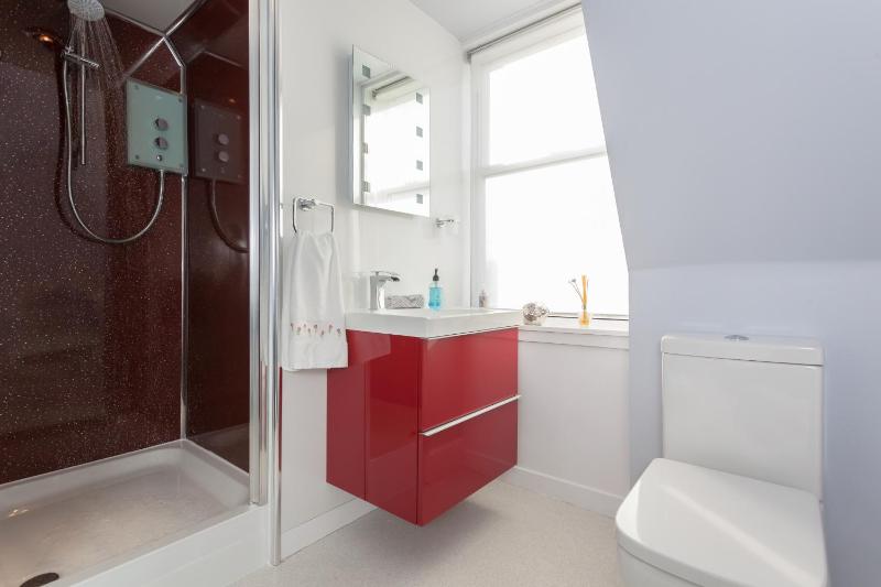 Standard Twin Room image 3