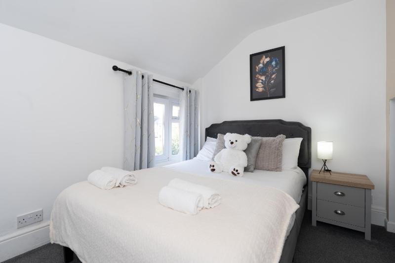 Open Mind Property - HotTub 8 Beds & 2 Car Spaces - image 14