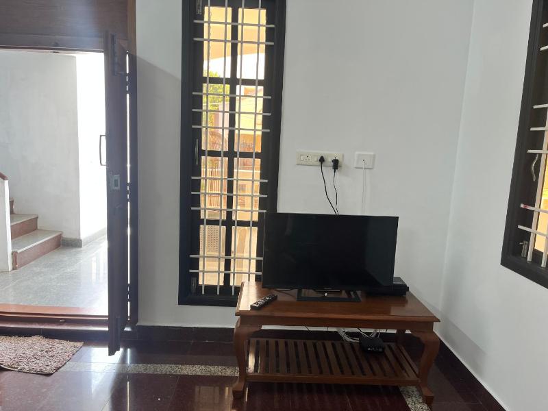SarithaGarden Cozy 2BHK with AC Wi-Fi - image 15