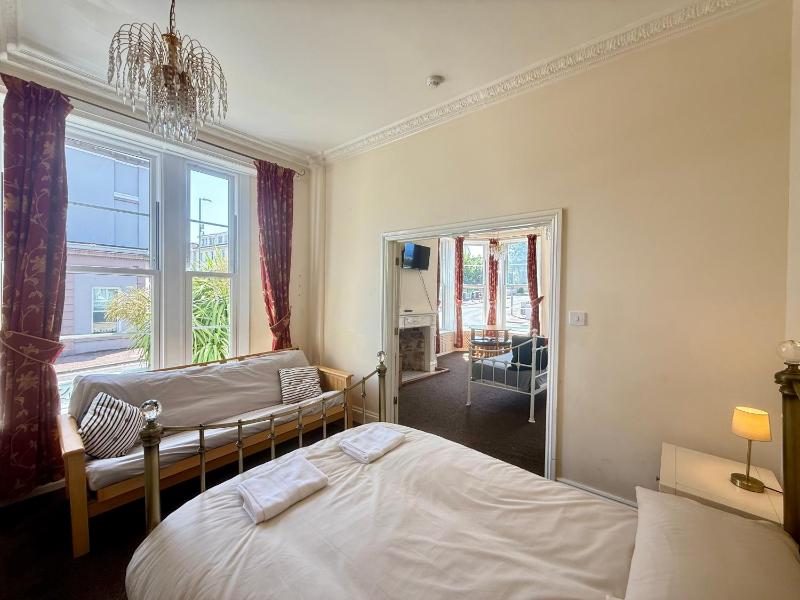 Belgravia Holiday Apartments - image 38