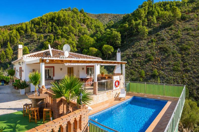 Villa Cecilia Large Private Pool AC WiFi - image 1