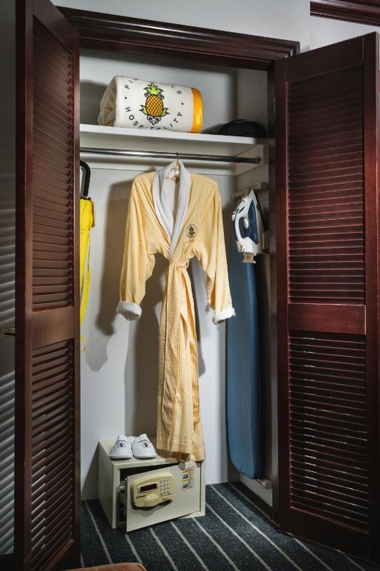 Deluxe Queen Room image 2