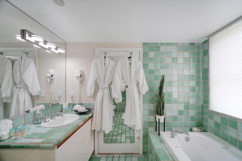 NEW Amazing large 4BR direct oceanfront Penthouse On Ocean Drive!! - image 16