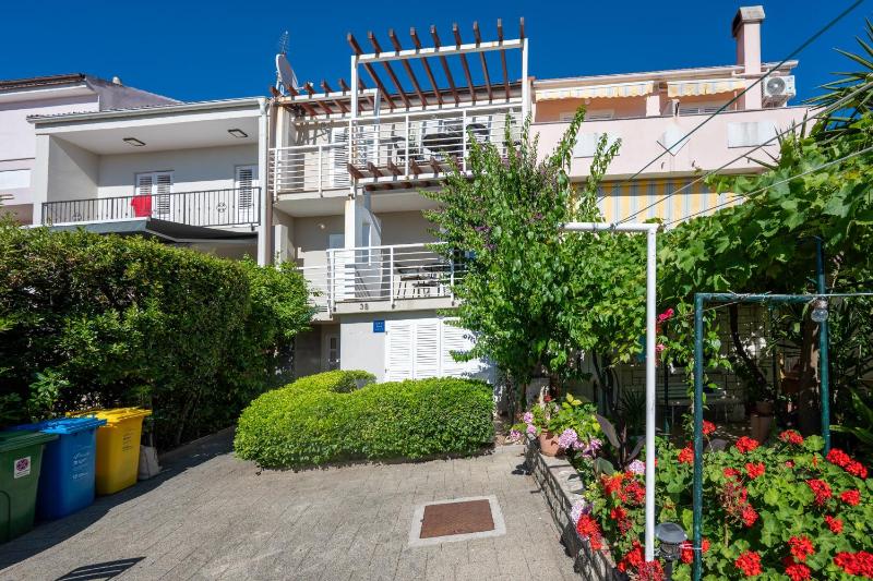 Apartments with parking space Novalja Pag - 25685 - image 1