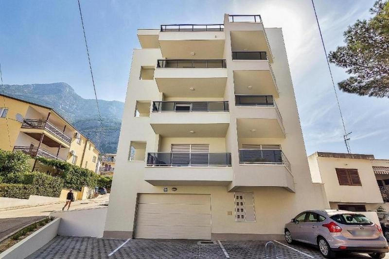Apartments with parking space Makarska - 27490 - image 1