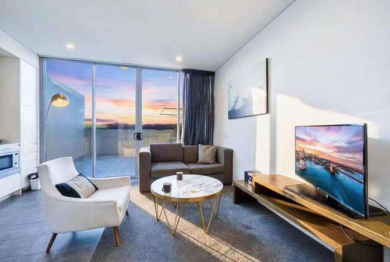 Stylish 1BD Apt Near Chatswood Train Station - image 1