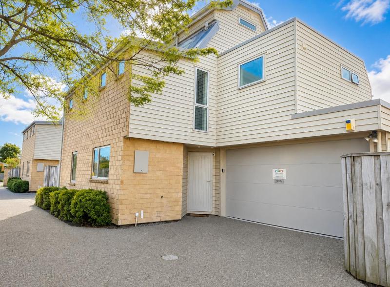 Riccarton 5BR 400m to Westfield Mall - Regents 94A - image 1