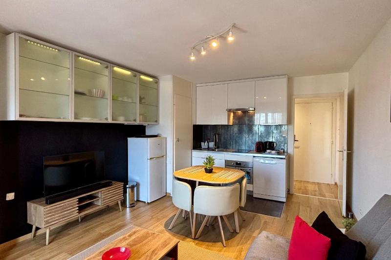8th floor apartment with 2 balconies - image 2