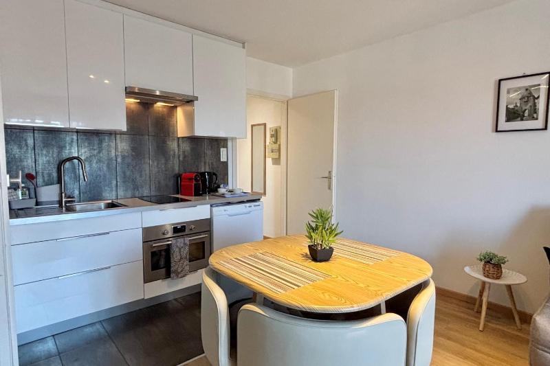 8th floor apartment with 2 balconies - image 7
