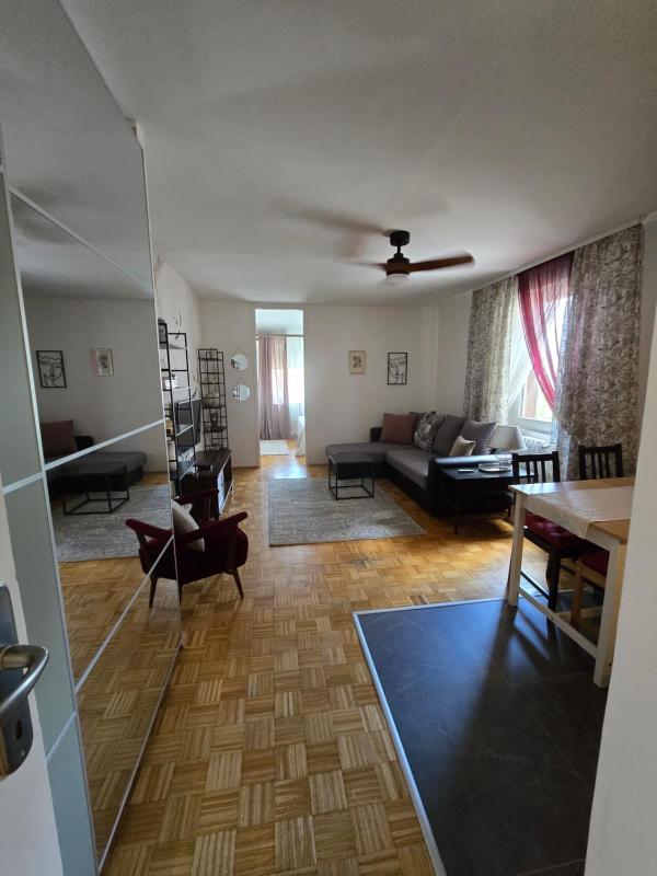 Bloom Stay - Stylish Apartment with Free Parking - image 14