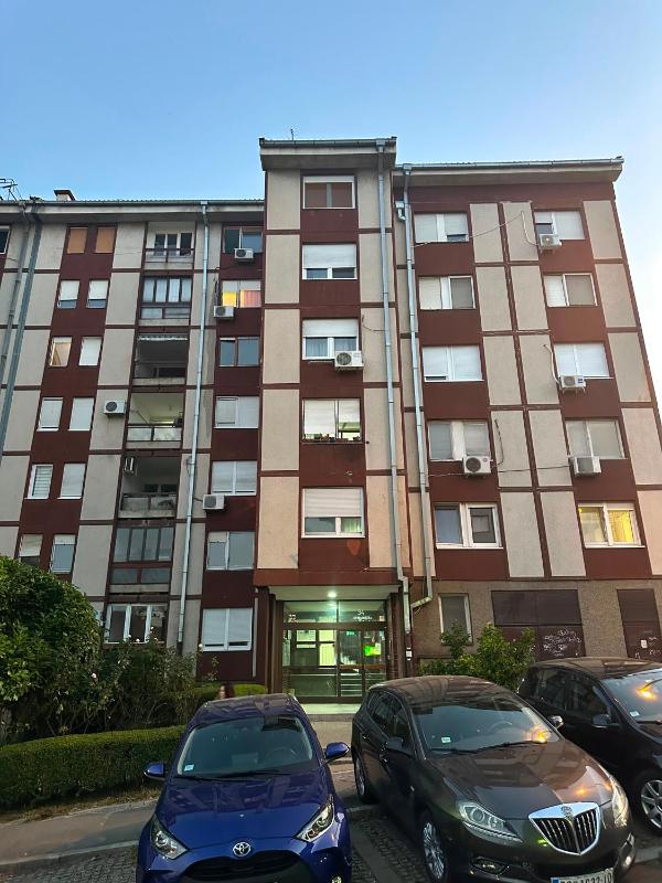 Bloom Stay - Stylish Apartment with Free Parking - image 8