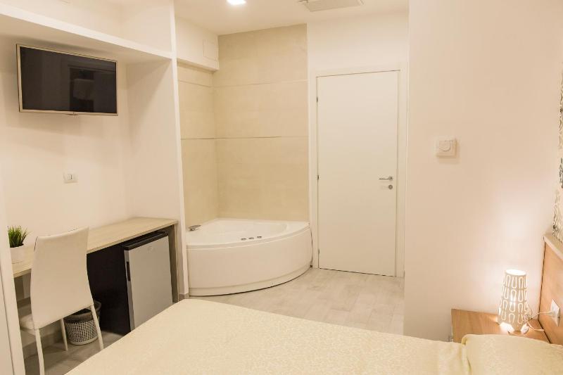 Double Room with Spa Bath image 4