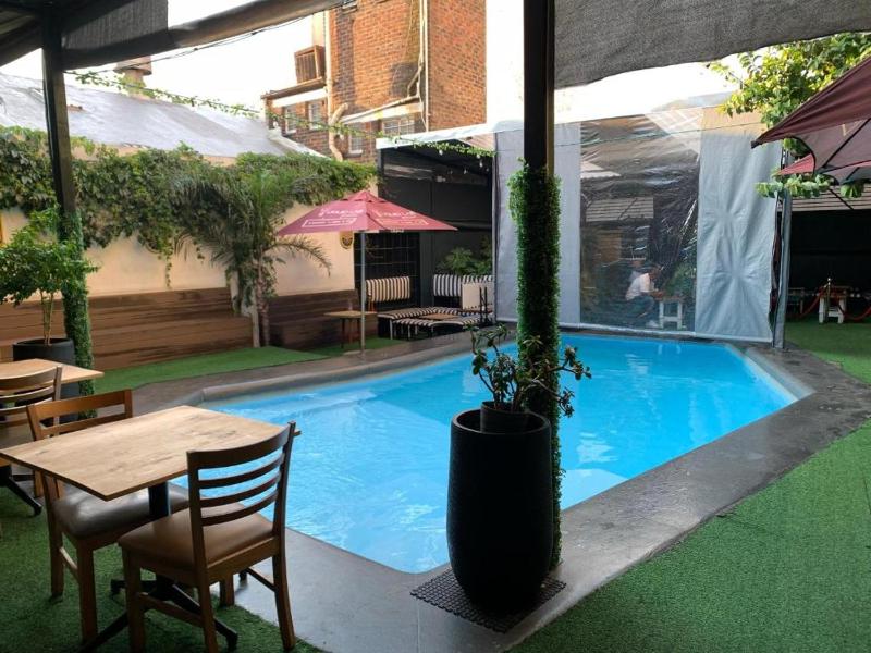 Modern suite at Maboneng with Wi-Fi & SmartTV - image 11