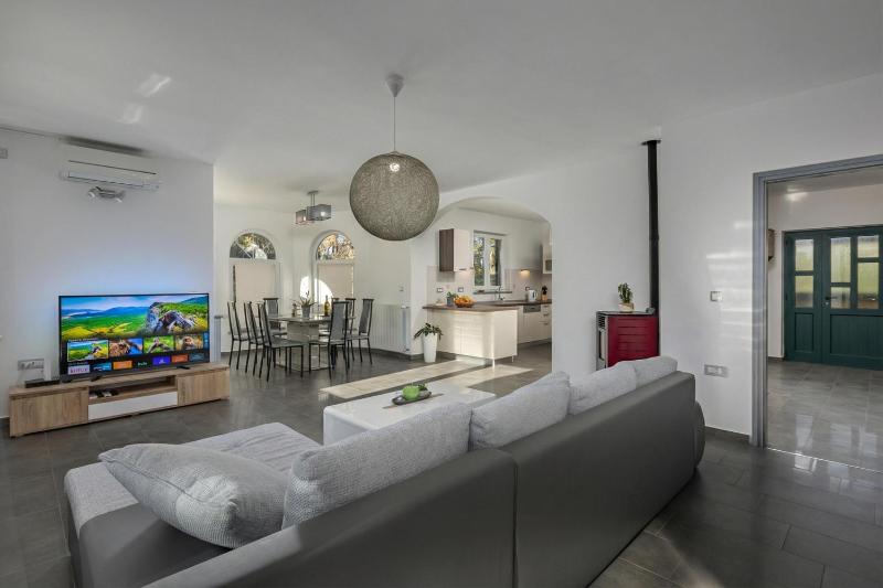 4 BDR Villa Filleona with Pool - Happy Rentals - image 29