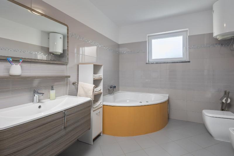 4 BDR Villa Filleona with Pool - Happy Rentals - image 14