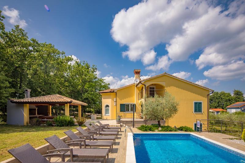 4 BDR Villa Filleona with Pool - Happy Rentals - image 8