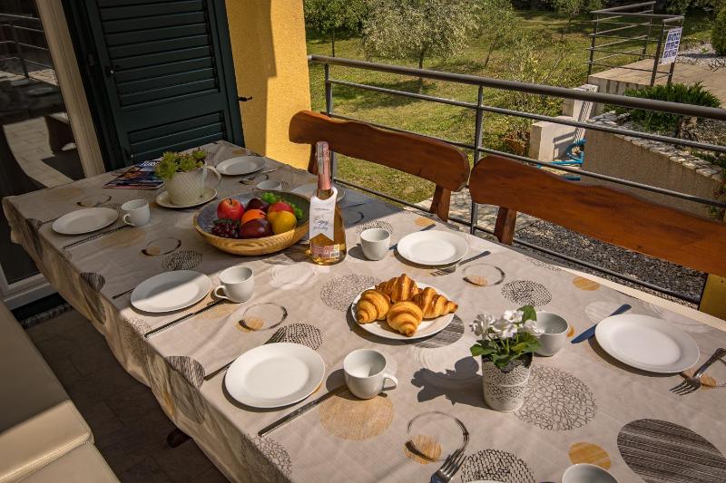4 BDR Villa Filleona with Pool - Happy Rentals - image 10