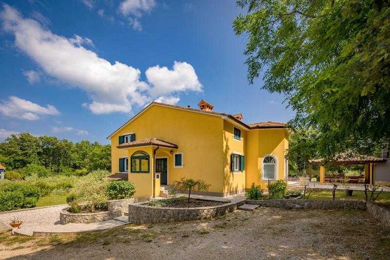 4 BDR Villa Filleona with Pool - Happy Rentals - image 13