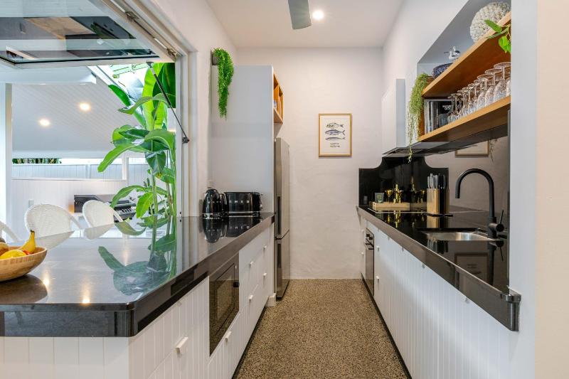 1/48 Garrick Street - Beach House Close to Town - image 9