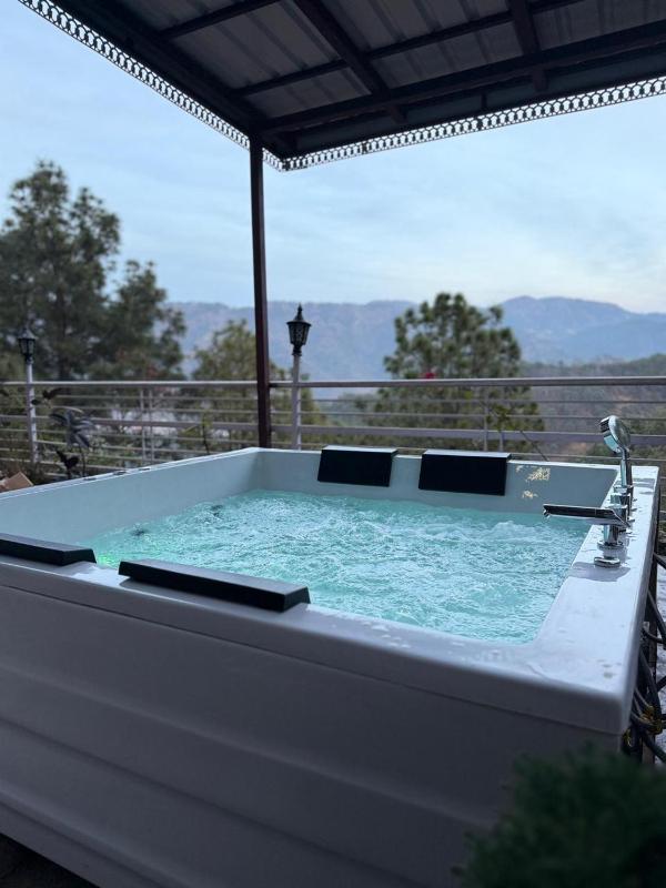The Rajmahal Retreat I Jacuzzi I Vacations l Pet friendly & 3 Bedroom Villa I Family Events I Sky Bonfire I Kasauli By Exotic Stays - image 33