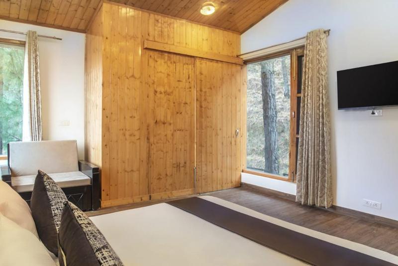 The Mahalaxmi Villa l Jacuzzi I Pet friendly & 3 Bedroom Serviced Villa I Open Air Lawn I Bonfire Available I Kasauli By Exotic Stays - image 35