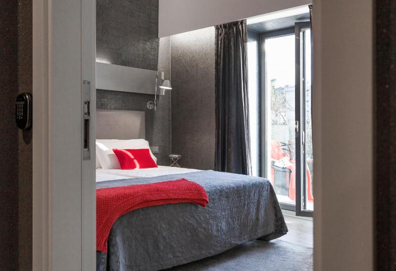 Deluxe Double or Twin Room with Balcony image 2