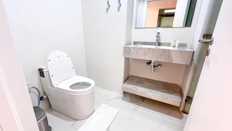 Affordable Luxury Studio in Prime Coastal Location - image 12
