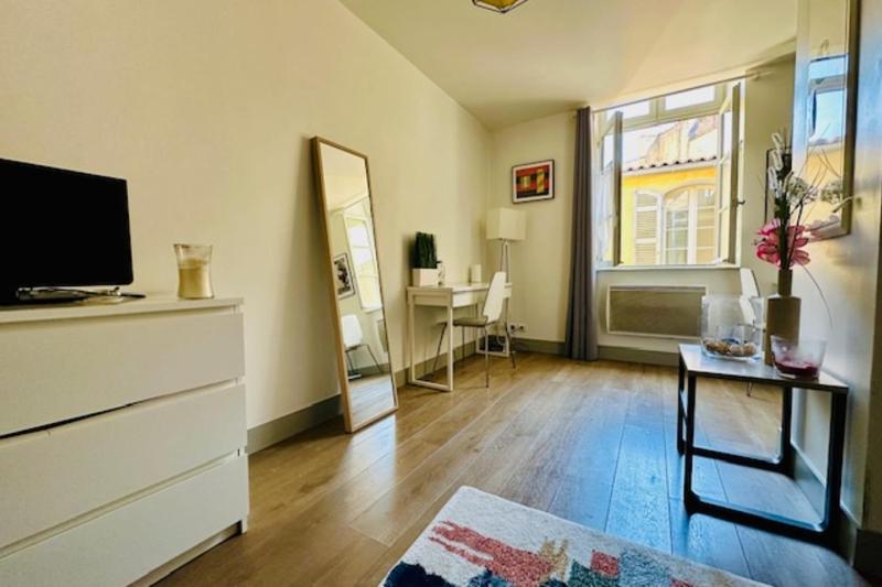 Beautiful studio near the city center - image 7